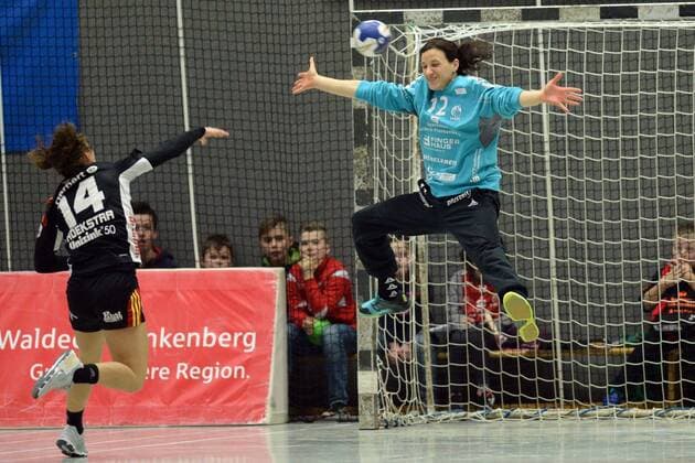 Sanne Hoekstra (HSG Bensheim Auerbach) (L) scheitert an Manuela Brütsch (Torfrau HSG Bad Wildungen Vipers) -- Handball --- 1. Bundesliga Frauen --- HSG Bad Wildungen Vipers vs HSG Bensheim Auerbach--- 17.02.2018, Bad Wildungen Copyright: xEIBNER RolandxSippelx EP_RSL