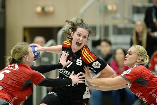Lisa Friedberger (HSG Bensheim Auerbach) (am Ball), Tamara Haggerty (HSG Bad Wildungen Vipers) (L) und Anouk Nieuwenweg (HSG Bad Wildungen Vipers) in der Abwehr -- Handball --- 1. Bundesliga Frauen --- HSG Bad Wildungen Vipers vs HSG Bensheim Auerbach--- 17.02.2018, Bad Wildungen Copyright: xEIBNER RolandxSippelx EP_RSL