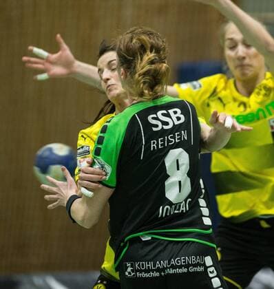 v. li. im Zweikampf Caroline Mueller (Dortmund 7) und Roxana Alina Ioneac Joldes (Nellingen 8) beim Spiel Borussia Dortmund vs. TV Nellingen, Handball, Damen, 1. Bundesliga, 17.02.2018 Dortmund Copyright: xEIBNER MarioxHommesx EP_MHS
