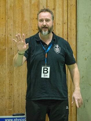 Pascal Morgant (Nellingen) zeigt mit der Hand beim Spiel Borussia Dortmund vs. TV Nellingen, Handball, Damen, 1. Bundesliga, 17.02.2018 Dortmund Copyright: xEIBNER MarioxHommesx EP_MHS