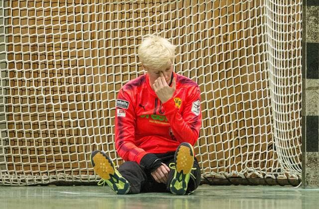 Clara Woltering (Dortmund 16) sitzt geschlagen im Tor beim Spiel Borussia Dortmund vs. TV Nellingen, Handball, Damen, 1. Bundesliga, 17.02.2018 Dortmund Copyright: xEIBNER MarioxHommesx EP_MHS