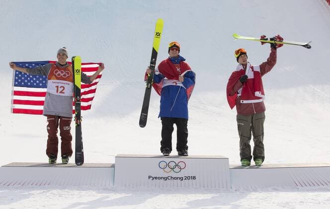 Olympia-Bilder des Tages - SPORT 18th February 2018, Pyeongchang, South Korea; 2018 Winter Olympic Games Olympische Spiele Olympia OS Day 9; Phoenix Snow Centre; Oyster Braaten (NOR) on the podium holding his national flag and skis after winning the Gold Medal in the Mens Ski Slopestyle Final along with the Silver Medalist Nick Goepper (USA) and Bronze Medalist Alex Beaulieu Marchand (CAN)  ActionPlus11988757