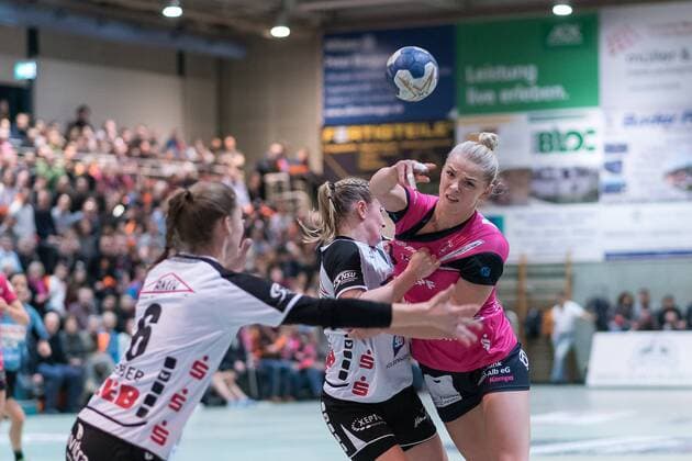 Bilder des Tages - SPORT Linda Mack (Neckarsulmer SU 07), Monika Kobylinska (TusSies Metzingen 08), TusSies Metzingen gegen Neckarsulmer SU, Handball, 1. Bundesliga, Frauen, 17.02.2018, Metzingen Copyright: xEIBNER WolfgangxFrankx EP_WFK