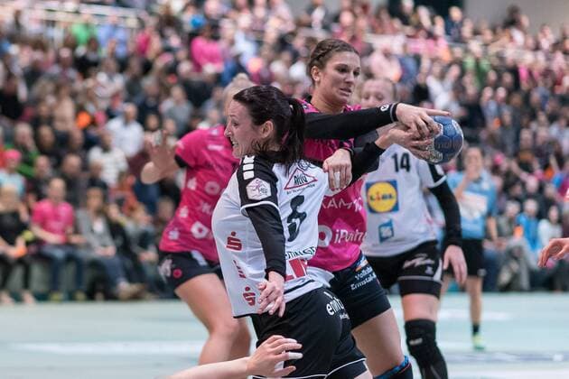 Hannah Breitinger (Neckarsulmer SU 05), Julia Behnke (TusSies Metzingen 93), TusSies Metzingen gegen Neckarsulmer SU, Handball, 1. Bundesliga, Frauen, 17.02.2018, Metzingen Copyright: xEIBNER WolfgangxFrankx EP_WFK