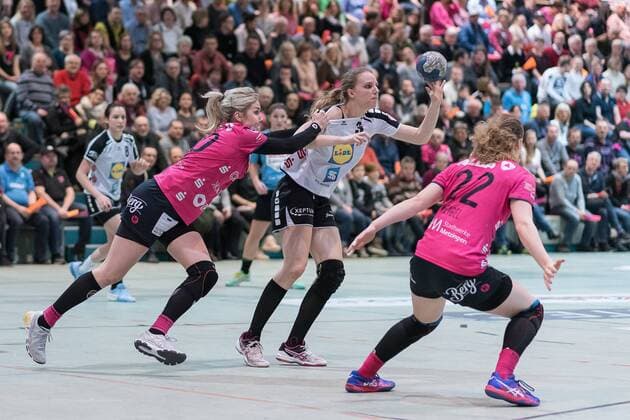Annika Ingenpass (TusSies Metzingen 20), Lena Hoffmann (Neckarsulmer SU 03), Maren Weigel (TusSies Metzingen 22), TusSies Metzingen gegen Neckarsulmer SU, Handball, 1. Bundesliga, Frauen, 17.02.2018, Metzingen Copyright: xEIBNER WolfgangxFrankx EP_WFK
