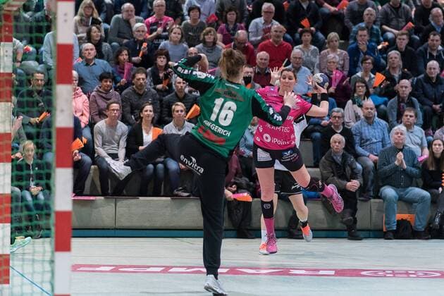Ann-Cathrin Giegerich (Neckarsulmer SU 16), Marlene Zapf (TusSies Metzingen 02), TusSies Metzingen gegen Neckarsulmer SU, Handball, 1. Bundesliga, Frauen, 17.02.2018, Metzingen Copyright: xEIBNER WolfgangxFrankx EP_WFK