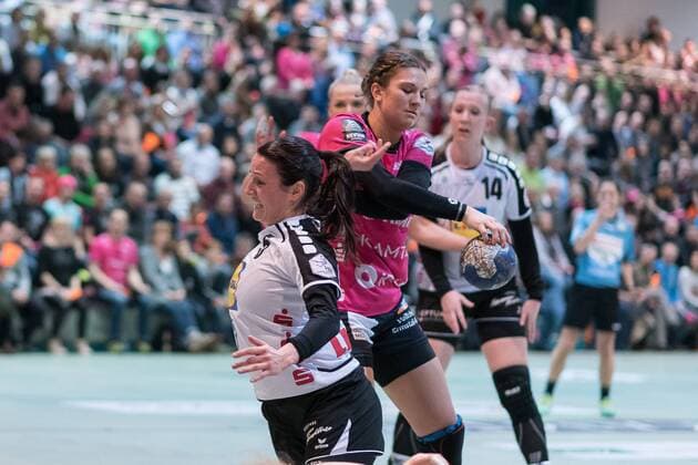 Hannah Breitinger (Neckarsulmer SU 05), Julia Behnke (TusSies Metzingen 93), TusSies Metzingen gegen Neckarsulmer SU, Handball, 1. Bundesliga, Frauen, 17.02.2018, Metzingen Copyright: xEIBNER WolfgangxFrankx EP_WFK