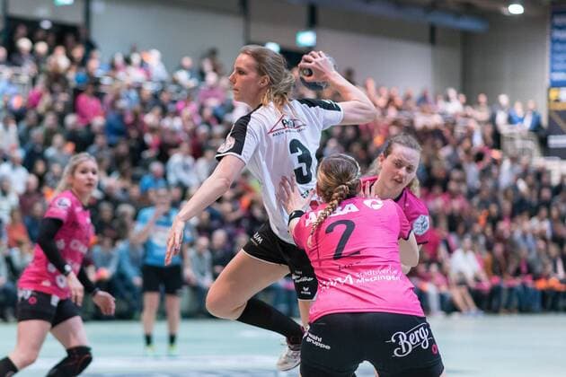 Lena Hoffmann (Neckarsulmer SU 03), Marlene Zapf (TusSies Metzingen 02), TusSies Metzingen gegen Neckarsulmer SU, Handball, 1. Bundesliga, Frauen, 17.02.2018, Metzingen Copyright: xEIBNER WolfgangxFrankx EP_WFK