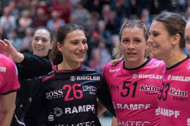 Isabell Roch (TusSies Metzingen 26), Marija Obradovic (TusSies Metzingen 51), Julia Behnke (TusSies Metzingen 93), Freude, TusSies Metzingen gegen Neckarsulmer SU, Handball, 1. Bundesliga, Frauen, 17.02.2018, Metzingen Copyright: xEIBNER WolfgangxFrankx EP_WFK