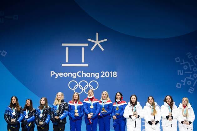 PyeongChang 2018 - Langlauf, 4x5km Staffel Damen Siegerehrung 180218 Team Sweden, Silver, Team Norway, Gold, and Team Russia (OAR), Bronze celebrating at a Medal Ceremony for Ladies 4x5 5 km relay during day nine of the 2018 Winter Olympics on February 18, 2018 in Pyeongchang. Photo: Petter Arvidson BILDBYRAN kod PA 91980 Copyright: PETTERxARVIDSON BB180218PA118