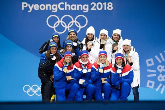 Olympia-Bilder des Tages - SPORT PyeongChang 2018 - Langlauf, 4x5km Staffel Damen Siegerehrung 180218 Team Sweden, Silver, Team Norway, Gold, and Team Russia (OAR), Bronze celebrating at a Medal Ceremony for Ladies 4x5 5 km relay during day nine of the 2018 Winter Olympics on February 18, 2018 in Pyeongchang. Photo: Petter Arvidson BILDBYRAN kod PA 91980 Copyright: PETTERxARVIDSON BB180218PA120