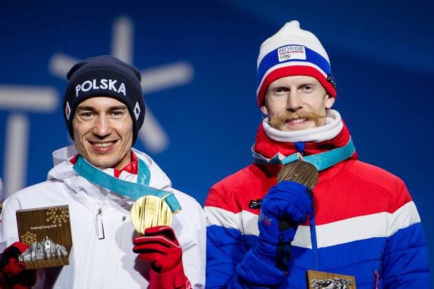 PyeongChang 2018 - Skispringen, Großschanze Herren Siegerehrung 180218 Andreas Wellinger of Poland, Gold, and Robert Johansson of Norway, Bronze, at a Medal Ceremony for Ski jumping Skispringen Ski nordisch during day nine of the 2018 Winter Olympics on February 18, 2018 in Pyeongchang. Photo: Petter Arvidson BILDBYRAN kod PA 91980 Copyright: PETTERxARVIDSON BB180218PA128