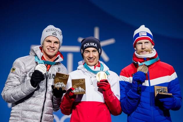 Themen der Woche - SPORT Olympia-Bilder des Tages - SPORT PyeongChang 2018 - Skispringen, Großschanze Herren Siegerehrung 180218 Kamil Stoch of Germany, Silver, Andreas Wellinger of Poland, Gold, and Robert Johansson of Norway, Bronze, at a Medal Ceremony for Ski jumping Skispringen Ski nordisch during day nine of the 2018 Winter Olympics on February 18, 2018 in Pyeongchang. Photo: Petter Arvidson BILDBYRAN kod PA 91980 Copyright: PETTERxARVIDSON BB180218PA130