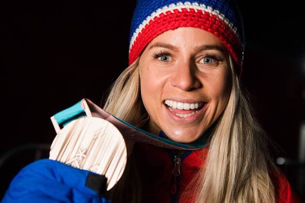 Olympia-Bilder des Tages - SPORT 180218 Marte Olsbu of Norway , Bronze, celebrating with her Bronze medal at a Medal Ceremony for Women s 12.5km Mass Start during day nine of the 2018 Winter Olympics on February 18, 2018 in Pyeongchang. Photo: Petter Arvidson BILDBYRAN kod PA 91980 Copyright: PETTERxARVIDSON BB180218PA148