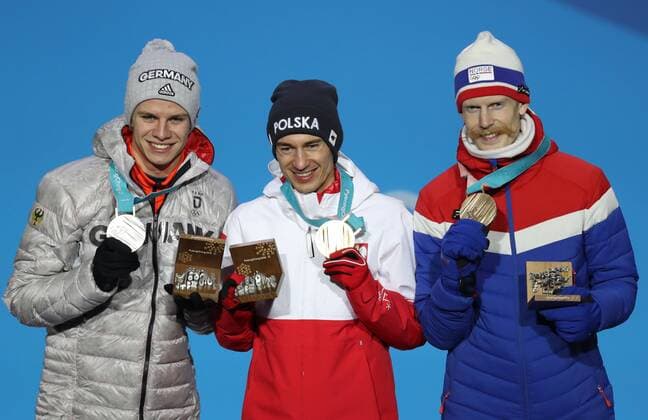 (180218) -- PYEONGCHANG, Feb. 18, 2018 -- Champion Poland s Kamil Stoch (C), second placed Germany s Andreas Wellinger (L) and third placed Norway s Robert Johansson pose for photos during medal ceremony of men s large hill individual event of Ski jumping Skispringen Ski nordisch at at 2018 PyeongChang Winter Olympic Games Olympische Spiele Olympia OS at Medal Plaza, PyeongChang, Feb. 18, 2018. ) (SP)OLY-SOUTH KOREA-PYEONGCHANG-SKI JUMPING-MEN S LARGE HILL INDIVIDUAL-MEDAL CEREMONY Lixgang 
