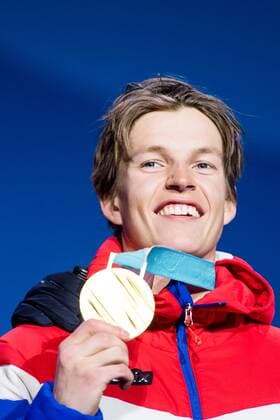 PyeongChang 2018 - Ski Freestyle, Slopestyle Herren Siegerehrung 180218 Nick Goeppere of USA, Silver, oystein Braten of Norway, Gold, Alex Beaulieu-Marchand of Canada, Bronze, celebrating with his gold medal at the Medal Ceremony for Men s Ski Slopestyle during day nine of the 2018 Winter Olympics on February 18, 2018 in Pyeongchang. Photo: Petter Arvidson BILDBYRAN kod PA 91980 Copyright: PETTERxARVIDSON BB180218PA157