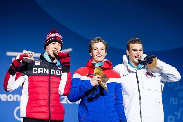 PyeongChang 2018 - Ski Freestyle, Slopestyle Herren Siegerehrung 180218 Nick Goeppere of USA, Silver, ¯ystein Braten of Norway, Gold, Alex Beaulieu-Marchand of Canada, Bronze, celebrating with his gold medal at the Medal Ceremony for Men s Ski Slopestyle during day nine of the 2018 Winter Olympics on February 18, 2018 in Pyeongchang. Photo: Petter Arvidson BILDBYRN kod PA 91980 Copyright: PETTERxARVIDSON BB180218PA160