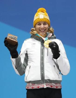 PyeongChang 2018 - Biathlon, 12,5km Massenstart Damen Siegerehrung (180218) -- PYEONGCHANG, Feb. 18, 2018 -- Champion Anastasiya Kuzmina of Slovakia poses for photos during medal ceremony of women s 12.5km mass start event of biathlon at the 2018 PyeongChang Winter Olympic Games Olympische Spiele Olympia OS at Medal Plaza, PyeongChang, Feb. 18, 2018. ) (SP)OLY-SOUTH KOREA-PYEONGCHANG-BIATHLON-WOMEN S 12.5KM MASS START-MEDAL CEREMONY Lixgang 