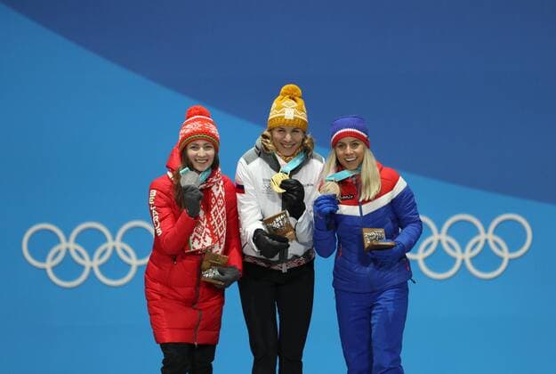 PyeongChang 2018 - Biathlon, 12,5km Massenstart Damen Siegerehrung (180218) -- PYEONGCHANG, Feb. 18, 2018 -- Champion Anastasiya Kuzmina of Slovakia (C), second-placed Darya Domracheva of Belarus (L) and bronze medalist Tiril Eckhoff of Norway pose for photos during medal ceremony of women s 12.5km mass start event of biathlon at the 2018 PyeongChang Winter Olympic Games Olympische Spiele Olympia OS at Medal Plaza, PyeongChang, Feb. 18, 2018. ) (SP)OLY-SOUTH KOREA-PYEONGCHANG-BIATHLON-WOMEN S 12.5KM MASS START-MEDAL CEREMONY Lixgang 