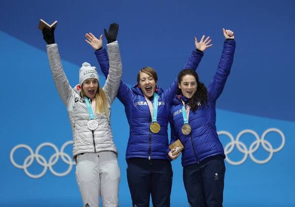 PyeongChang 2018 - Skeleton Damen Siegerehrung (180218) -- PYEONGCHANG, Feb. 18, 2018 -- Champion Britain s Lizzy Yarnold (C), second-placed Germany s Jacqueline Loelling (L) and third-placed Britain s Laura Deas pose for photos during medal ceremony of women event of skeleton at 2018 PyeongChang Winter Olympic Games Olympische Spiele Olympia OS at Medal Plaza, PyeongChang, Feb. 18, 2018. ) (SP)OLY-SOUTH KOREA-PYEONGCHANG-SKELETON-WOMEN-MEDAL CEREMONY Lixgang 