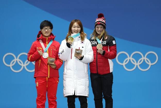 PyeongChang 2018 - Short Track, 1500m Damen Siegerehrung (180218) -- PYEONGCHANG, Feb. 18, 2018 -- Gold medalist Choi Minjeong of South Korea (C), silver medalist Li Jinyu of China (L) and bronze medalist Kim Boutin of Canada pose for photos during medal ceremony of ladies 1500m of short track Speed skating Eisschnelllauf at 2018 PyeongChang Winter Olympic Games Olympische Spiele Olympia OS at Medal Plaza, PyeongChang, Feb. 18, 2018. ) (SP)OLY-SOUTH KOREA-PYEONGCHANG-SHORT TRACK-LADIES 1500M-MEDAL CEREMONY Lixgang 
