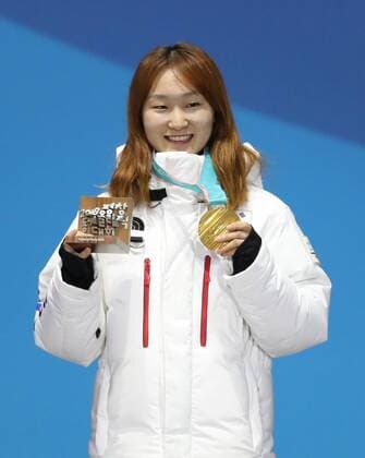 PyeongChang 2018 - Short Track, 1500m Damen Siegerehrung (180218) -- PYEONGCHANG, Feb. 18, 2018 -- Gold medalist Choi Minjeong of South Korea poses for photos during medal ceremony of ladies 1500m of short track Speed skating Eisschnelllauf at 2018 PyeongChang Winter Olympic Games Olympische Spiele Olympia OS at Medal Plaza, PyeongChang, Feb. 18, 2018. ) (SP)OLY-SOUTH KOREA-PYEONGCHANG-SHORT TRACK-LADIES 1500M-MEDAL CEREMONY Lixgang 