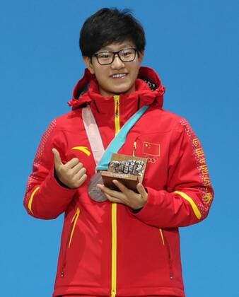 PyeongChang 2018 - Short Track, 1500m Damen Siegerehrung (180218) -- PYEONGCHANG, Feb. 18, 2018 -- Silver medalist Li Jinyu of China poses for photos during medal ceremony of ladies 1500m of short track Speed skating Eisschnelllauf at 2018 PyeongChang Winter Olympic Games Olympische Spiele Olympia OS at Medal Plaza, PyeongChang, Feb. 18, 2018. ) (SP)OLY-SOUTH KOREA-PYEONGCHANG-SHORT TRACK-LADIES 1500M-MEDAL CEREMONY Lixgang 