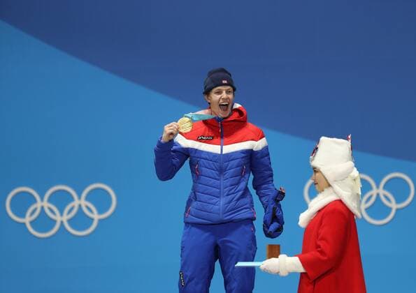 PyeongChang 2018 - Ski Freestyle, Slopestyle Herren Siegerehrung (180218) -- PYEONGCHANG, Feb. 18, 2018 -- Gold medalist Oystein Braaten (L) of Norway reacts during medal ceremony of men s ski slopestyle of freestyle skiing at the 2018 PyeongChang Winter Olympic Games Olympische Spiele Olympia OS at Medal Plaza, PyeongChang, Feb. 18, 2018. ) (SP)OLY-SOUTH KOREA-PYEONGCHANG-FREESTYLE SKIING-MEN S SKI SLOPESTYLE-MEDAL CEREMONY Lixgang 