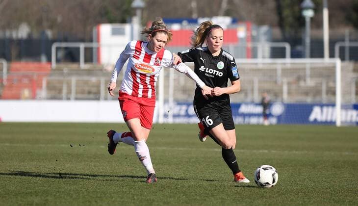 18.02.2018 xcex Deutschland, Köln, Fussball, Frauenfussball Allianz Frauen-Bundesliga Saison 2017 2018 1. FC Köln - 1. FFC Frankfurt Karoline Kohr (Köln) gegen Janina Hechler (Frankfurt)