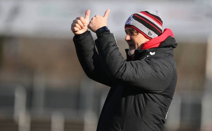 18.02.2018 xcex Deutschland, Köln, Fussball, Frauenfussball Allianz Frauen-Bundesliga Saison 2017 2018 1. FC Köln - 1. FFC Frankfurt Trainer Willi Breuer (Köln) an der Seitenlinie zufrieden
