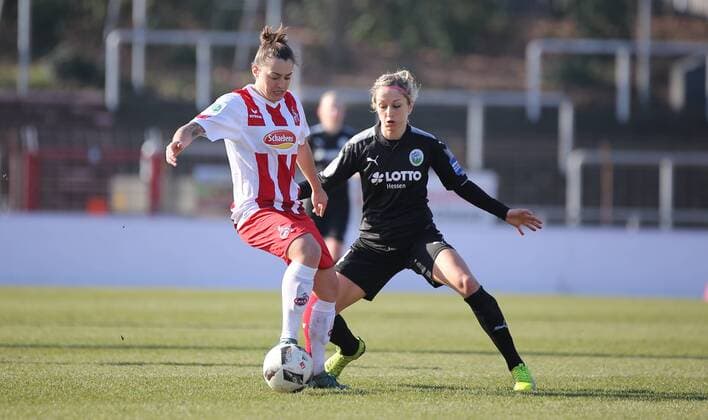 18.02.2018 xcex Deutschland, Köln, Fussball, Frauenfussball Allianz Frauen-Bundesliga Saison 2017 2018 1. FC Köln - 1. FFC Frankfurt Lidija Kulis (Köln) gegen Kathrin Hendrich (Frankfurt)