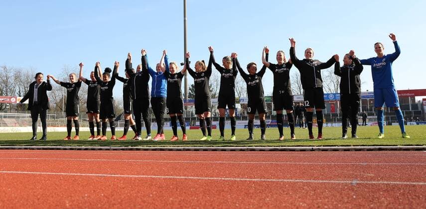18.02.2018 xcex Deutschland, Köln, Fussball, Frauenfussball Allianz Frauen-Bundesliga Saison 2017 2018 1. FC Köln - 1. FFC Frankfurt die frankfurter Spielerinnen feiern mit ihren Fans den Sieg