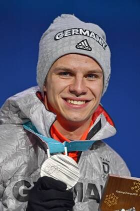 Andreas WELLINGER (GER) mit Silbermedaille. Medaille, Skispringen Grossschanze, Ski jumping Skispringen Ski nordisch Large Hill, Siegerehrung,Victory Ceremony,PyeongChang Olympic Medals Plaza am 18.02.2018. Olympische Winterspiele 2018, vom 09.02. - 25.02.2018 in PyeongChang Suedkorea.