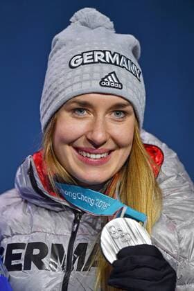 Jacqueline LOELLING (GER) mit Silbermedaille. Medaille, Skeleton Women,Frauen. Siegerehrung,Victory Ceremony,PyeongChang Olympic Medals Plaza am 18.02.2018. Olympische Winterspiele 2018, vom 09.02. - 25.02.2018 in PyeongChang Suedkorea.