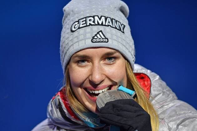 Olympia-Bilder des Tages - SPORT Jacqueline LOELLING (GER) mit Silbermedaille. Medaille, Skeleton Women,Frauen. Siegerehrung,Victory Ceremony,PyeongChang Olympic Medals Plaza am 18.02.2018. Olympische Winterspiele 2018, vom 09.02. - 25.02.2018 in PyeongChang Suedkorea.