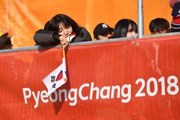 PyeongChang 2018 - Highlights der Olympischen Spiele Themen der Woche - SPORT Olympia-Bilder des Tages - SPORT weiblicher Fan,supporter mit koreanischer Flagge ist muede und gelangweilt, Zweierbob Herren,Bobsleigh,Two Man Bob, Olympic Sliding Centre am 18.02.2018. Olympische Winterspiele 2018, vom 09.02. - 25.02.2018 in PyeongChang Suedkorea. *** female fan supporter with Korean flag is tired and bored FIBT men s bobsleigh two man Bob Olympic sliding centre on 18 02 2018 Winter Olympics 2018 from 09 02 25 02 2018 in PyeongChang of South Korea