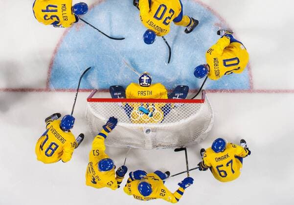 Olympia-Bilder des Tages - SPORT 180218 Sweden s players gather around goaltender Viktor Fasth prior to the Men s Preliminary Round game between Sweden and Finland during day nine of the 2018 Winter Olympics on February 18, 2018 in Pyeongchang. Photo: Joel Marklund BILDBYRN kod JM 87635 Copyright: JOELxMARKLUND BB180218JM132