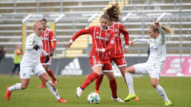 v.li.: Ina Lehmann (SGS Essen, 21) Melanie Leupolz (FC Bayern München, FCB, 8) Turid Knaak (SGS Essen, 33) im Dreikampf, Duell, duel, tackle, Dynamik, Action, Aktion, Fussball,Allianz Frauen-Bundesliga, FC Bayern München - SGS Essen,