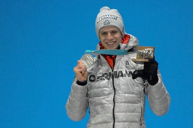 Olympia-Bilder des Tages - SPORT February 18, 2018 - Pyeongchang, South Korea - ANDREAS WELLINGER of Germany celebrates getting the silver medal in the Men s Large Hill Individual Ski jumping Skispringen Ski nordisch event in the PyeongChang Olympic Games Olympische Spiele Olympia OS Pyeongchang 18: Medal Winners - ZUMAl132 20180218_zap_l132_062 Copyright: xChristopherxLevyx