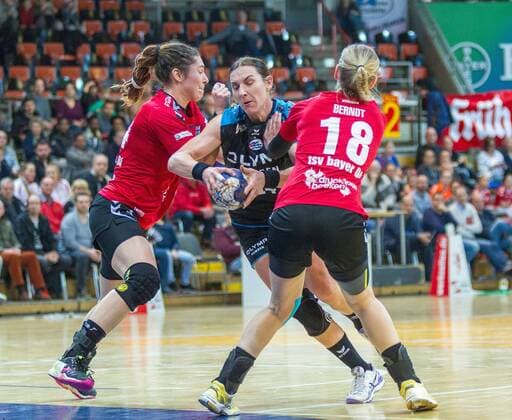 Jenny Karolius (Leverkusen 14) und Kim Berndt (Leverkusen 18) blocken den Angriff von Karolina Kudlacz-Gloc (Bietigheim 14) beim Spiel Bayer 04 Leverkusen vs. SG BBM Bietigheim, Handball, Damen, 1. Bundesliga, 18.02.2018 Leverkusen Copyright: xEIBNER MarioxHommesx EP_MHS