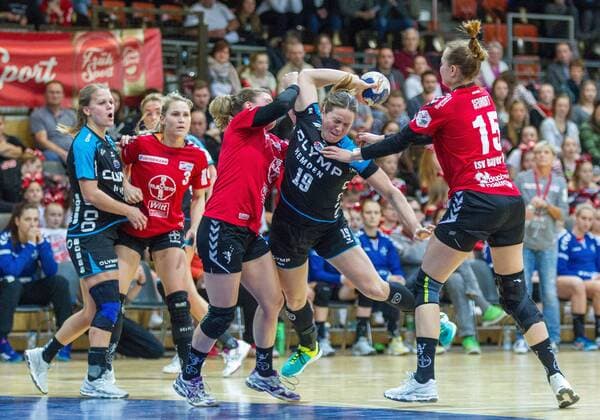 Anne Loerper (Bietigheim 19) versucht sich gegen Leverkusener Spielerinnen durchzusetzen beim Spiel Bayer 04 Leverkusen vs. SG BBM Bietigheim, Handball, Damen, 1. Bundesliga, 18.02.2018 Leverkusen Copyright: xEIBNER MarioxHommesx EP_MHS