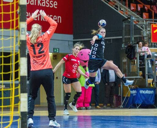 v.l. Katja Kramarczyk (Leverkusen 12) lauert auf den Wurf von Mille Hundahl (Bietigheim 18), im Hintergrund beobachtet Zivile Jurgutyte (Leverkusen 3) beim Spiel Bayer 04 Leverkusen vs. SG BBM Bietigheim, Handball, Damen, 1. Bundesliga, 18.02.2018 Leverkusen Copyright: xEIBNER MarioxHommesx EP_MHS
