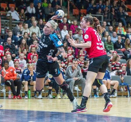 Luisa Schulze (Bietigheim 13) wirft sich in den Kreis nachdem sie Jenny Karolius (Leverkusen 14) ausgespielt hat beim Spiel Bayer 04 Leverkusen vs. SG BBM Bietigheim, Handball, Damen, 1. Bundesliga, 18.02.2018 Leverkusen Copyright: xEIBNER MarioxHommesx EP_MHS