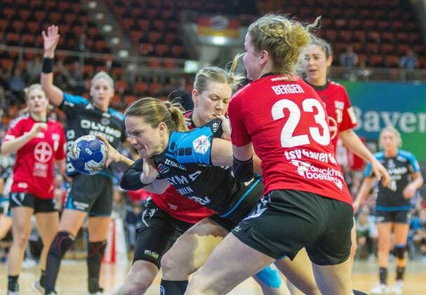 Anne Loerper (Bietigheim 19) versucht sich gegen Kim Berndt (Leverkusen 18) und +l23+ durchzusetzen beim Spiel Bayer 04 Leverkusen vs. SG BBM Bietigheim, Handball, Damen, 1. Bundesliga, 18.02.2018 Leverkusen Copyright: xEIBNER MarioxHommesx EP_MHS