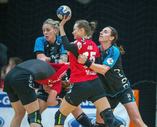 Luisa Schulze (Bietigheim 13) und Karolina Kudlacz-Gloc (Bietigheim 14) blocken den Angriff von Zivile Jurgutyte (Leverkusen 3) und Marija Gedroit (Leverkusen 15) beim Spiel Bayer 04 Leverkusen vs. SG BBM Bietigheim, Handball, Damen, 1. Bundesliga, 18.02.2018 Leverkusen Copyright: xEIBNER MarioxHommesx EP_MHS
