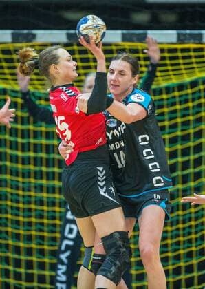 Marija Gedroit (Leverkusen 15) wird von Karolina Kudlacz-Gloc (Bietigheim 14) geblockt beim Spiel Bayer 04 Leverkusen vs. SG BBM Bietigheim, Handball, Damen, 1. Bundesliga, 18.02.2018 Leverkusen Copyright: xEIBNER MarioxHommesx EP_MHS