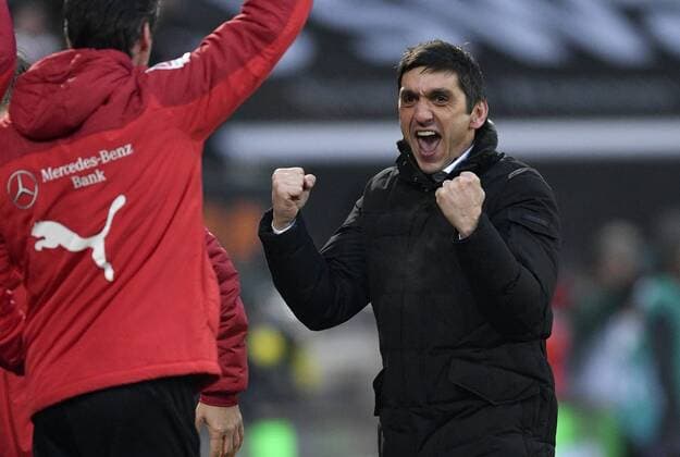 Themen der Woche - SPORT Bilder des Tages - SPORT Schlussjubel bei Cheftrainer Trainer Coach Tayfun Korkut VfB Stuttgart FC Augsburg FCA vs VfB Stuttgart 18.02.2018 FC Augsburg FCA vs VfB Stuttgart *** Final cheers when head coach coach coach Tayfun Korkut VfB Stuttgart FC Augsburg FCA vs VfB Stuttgart 18 02 2018 FCA FC Augsburg vs VfB Stuttgart