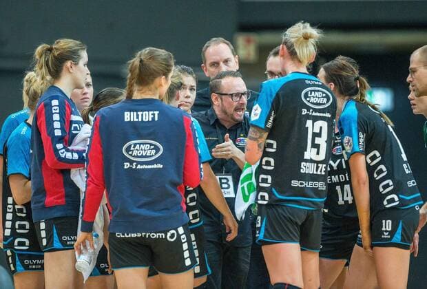 Chefcoach Martin Albertsen (Bietigheim) waehrend einer Auszeit zwischen seinen Spielerinnen beim Spiel Bayer 04 Leverkusen vs. SG BBM Bietigheim, Handball, Damen, 1. Bundesliga, 18.02.2018 Leverkusen Copyright: xEIBNER MarioxHommesx EP_MHS