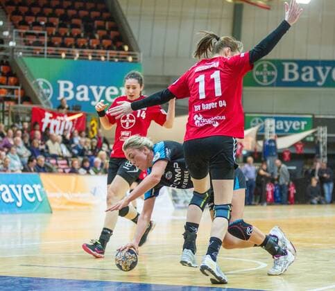 v. li. im Zweikampf Charris Rozemalen (Bietigheim 4) und Annefleur Bruggeman (Leverkusen 11), im Hintergrund beobachtet Jenny Karolius (Leverkusen 14) beim Spiel Bayer 04 Leverkusen vs. SG BBM Bietigheim, Handball, Damen, 1. Bundesliga, 18.02.2018 Leverkusen Copyright: xEIBNER MarioxHommesx EP_MHS