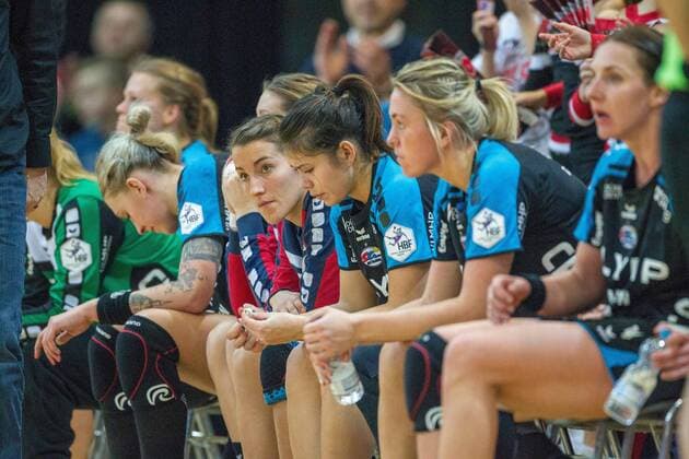 Die Spielerinnen der SG BBM Bietigheim sitzen nach dem Abpfiff enttaeuscht auf der Bank beim Spiel Bayer 04 Leverkusen vs. SG BBM Bietigheim, Handball, Damen, 1. Bundesliga, 18.02.2018 Leverkusen Copyright: xEIBNER MarioxHommesx EP_MHS